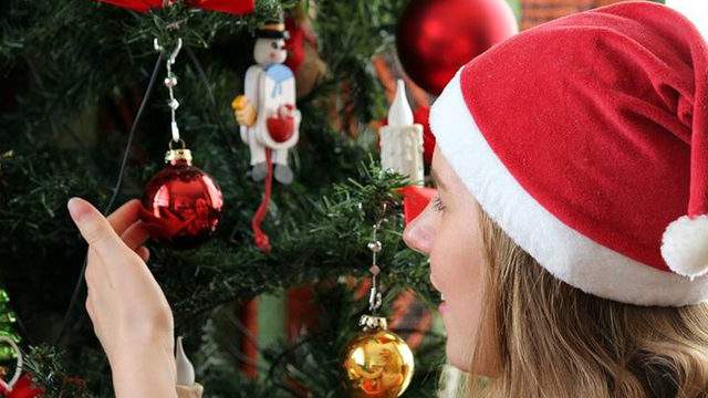 People Who Put Up Holiday Decorations Early Are Happier According