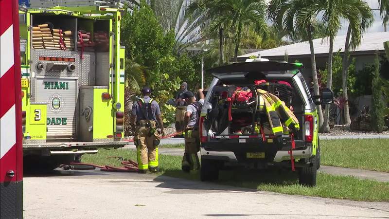 Fire crews battle blaze at southwest Miami-Dade home