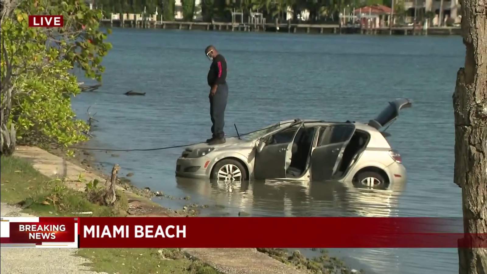 Un carro cae al agua en Miami Beach y provoca congestión de tráfico