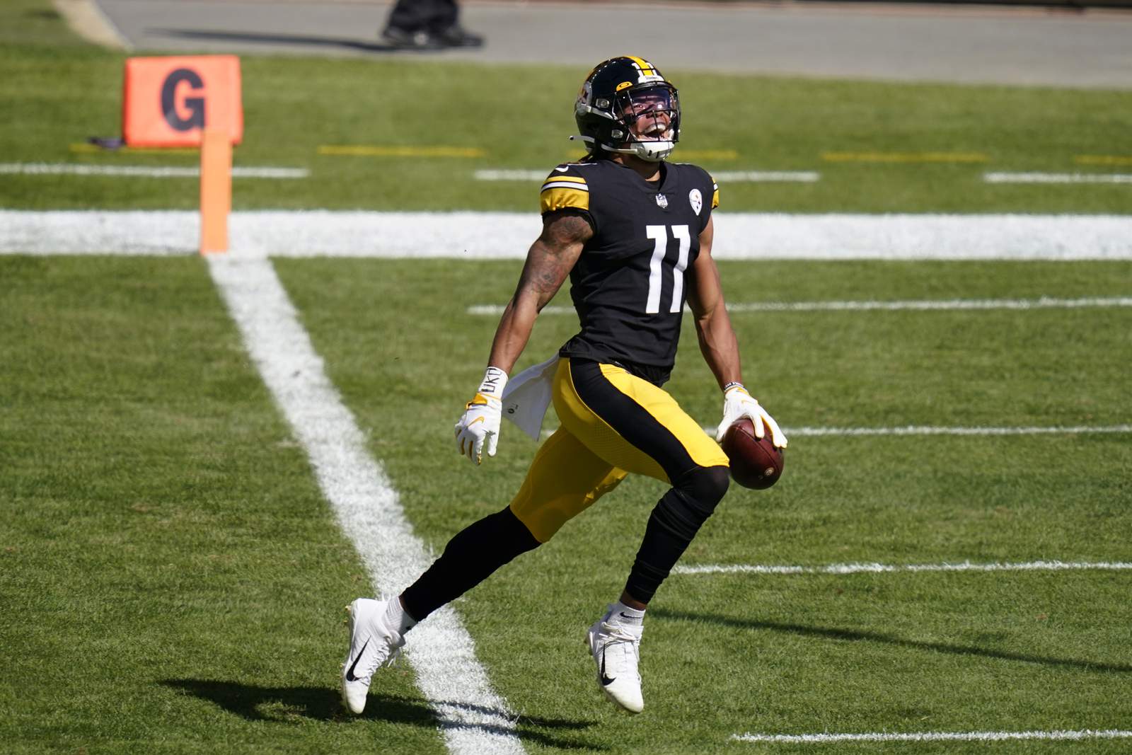 Steelers knock out Lock, hold off Driskel, Broncos 26-21