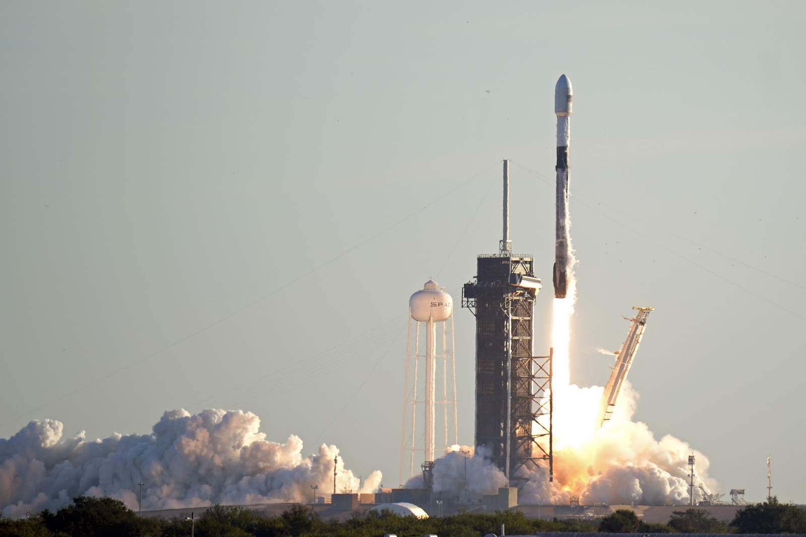 ‘Unfavorable weather’ postpones SpaceX launch of Starlink satellites