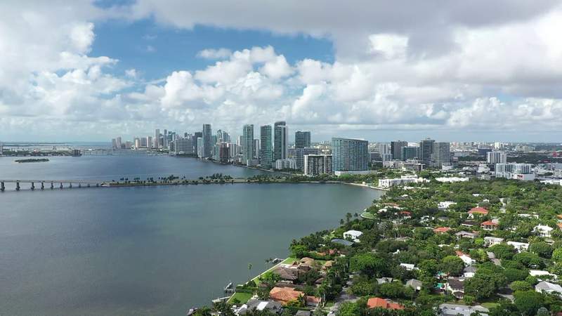 El condado de Miami-Dade aprueba estricta ley de fertilizantes, una gran victoria para los esfuerzos por salvar la Bahía de Biscayne