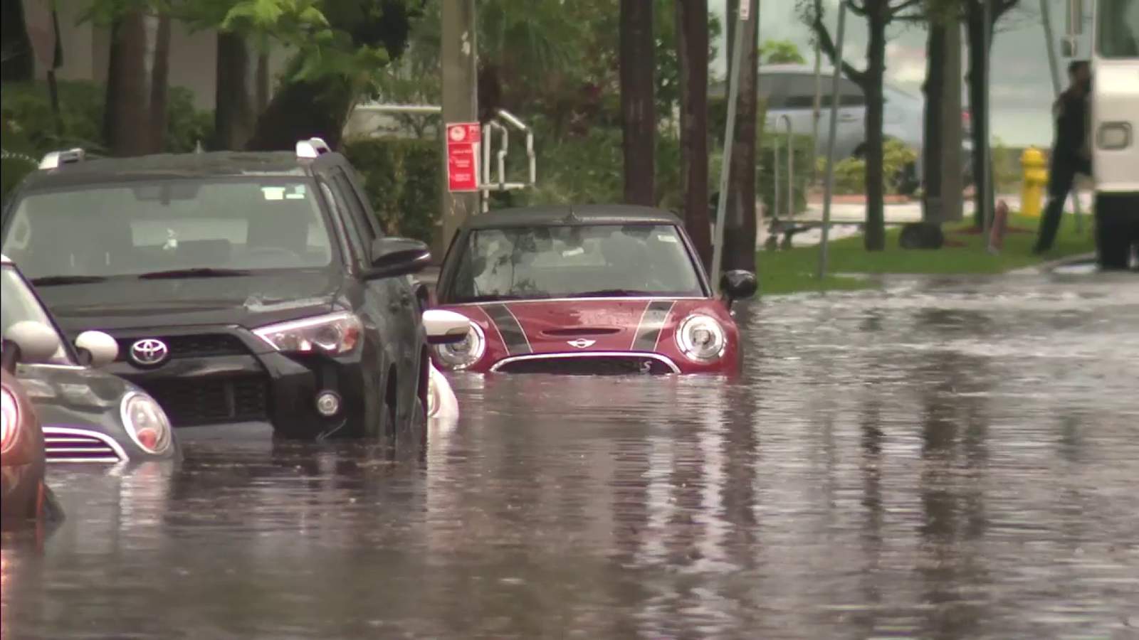 Heavy rain brings flash floods to parts of Miami-Dade and Broward, causing mess for daily commuters