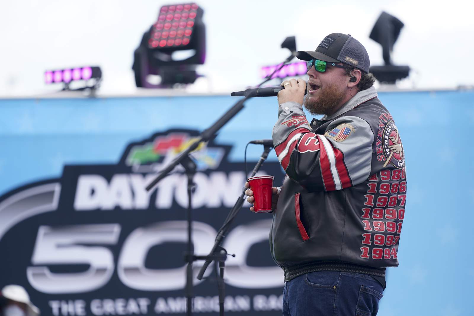 Luke Combs apologizes for Confederate flag imagery
