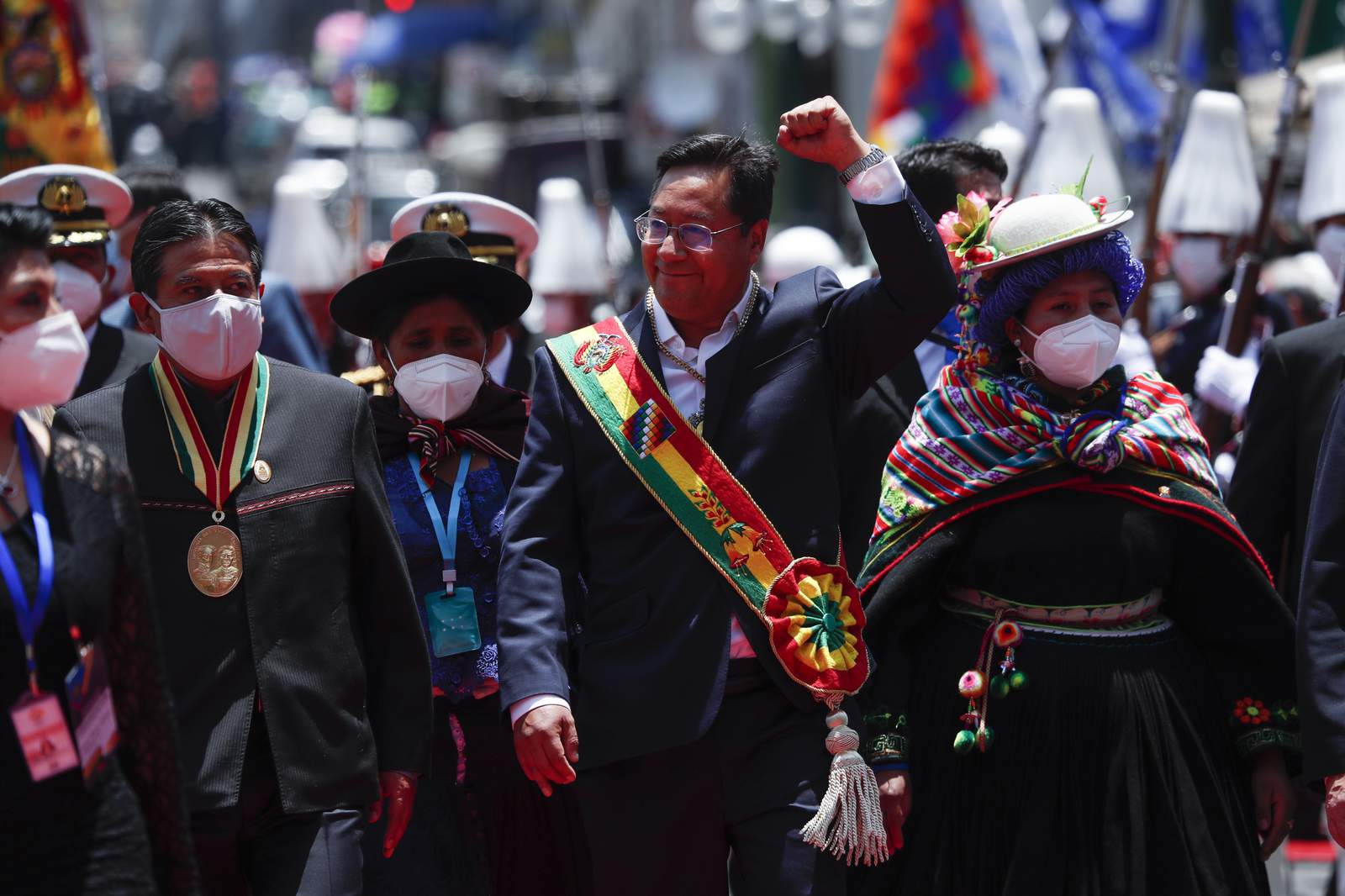 Luis Arce asume el poder en Bolivia, promete recuperar paz