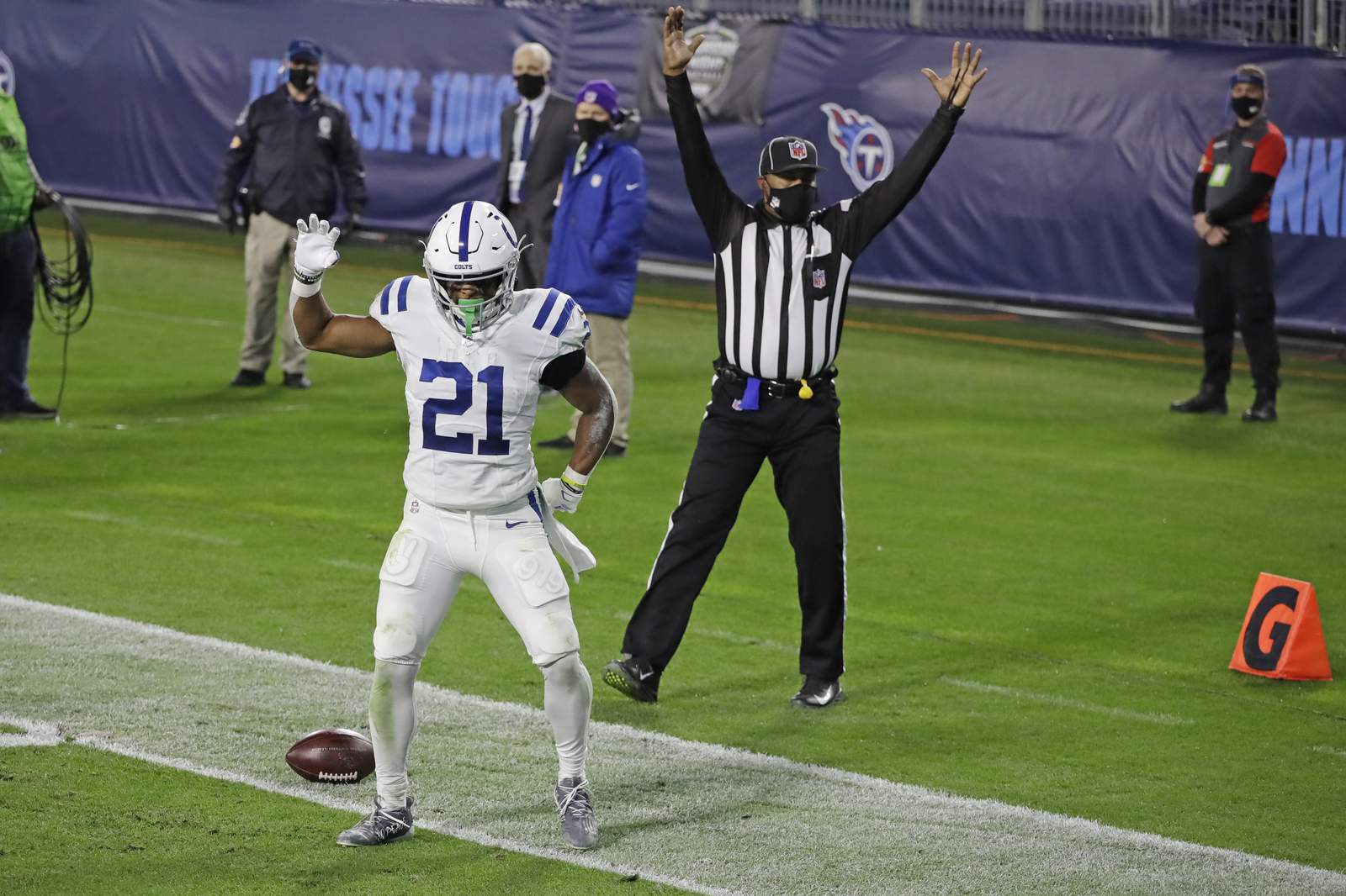 Colts grab AFC South tiebreaker by beating Titans 34-17