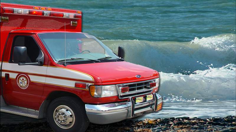 Florida officials search for swimmer who tried to rescue 2