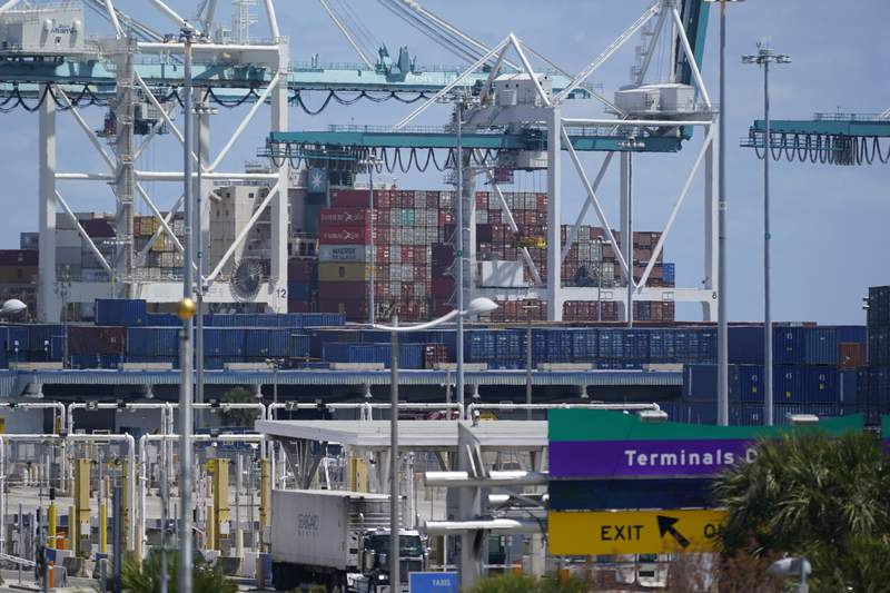 US trade deficit narrows slightly to $70.1 billion in July