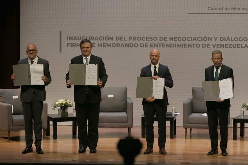 Venezuelan government, opposition leaders meet in Mexico