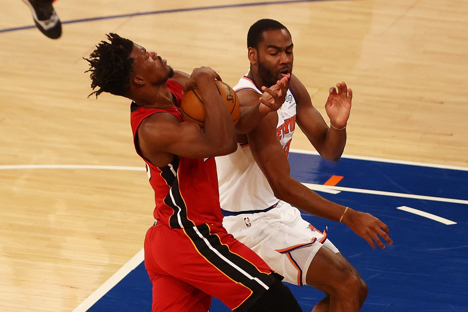 Adebayo, Butler help Heat beat Knicks in opener of series