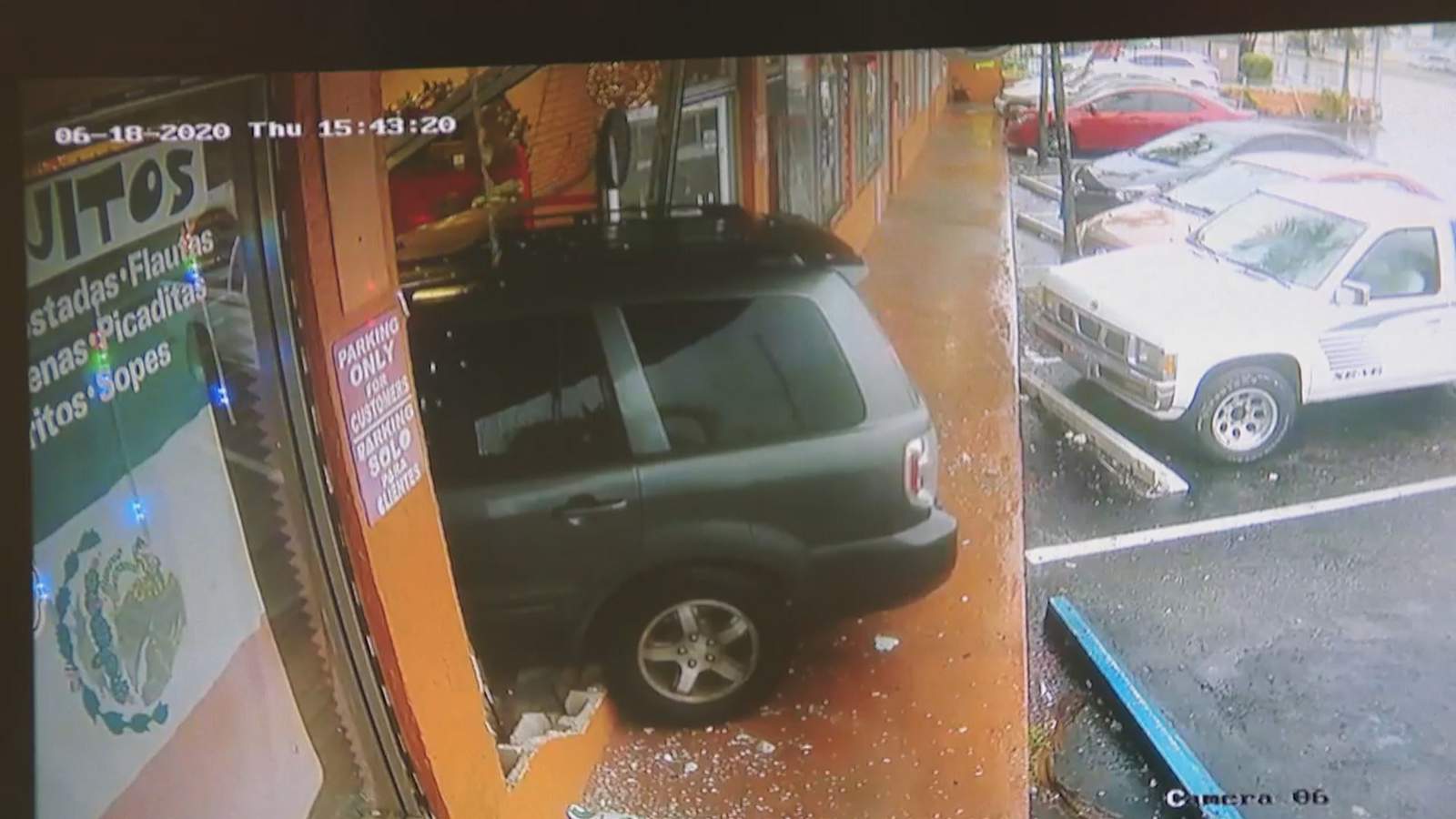 Un automóvil se estrelló contra el restaurante Antojitos Mexicanos de Fort Lauderdale, hiriendo a una persona adentro.