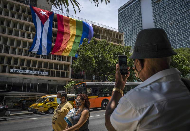 Banderas de Cuba y LGBTI ondean juntas en La Habana