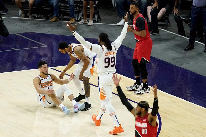 Booker hits late free throws, Suns top Trail Blazers 118-117
