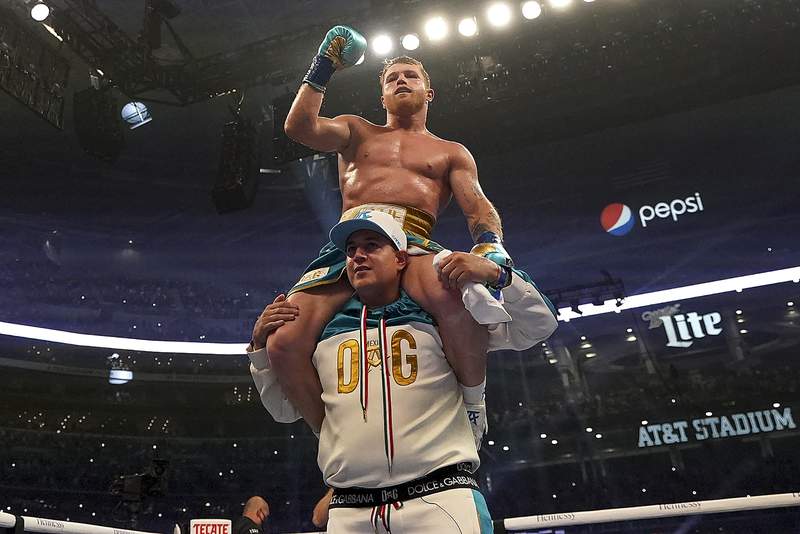 Alvarez adds another title with 8th-round TKO of Saunders