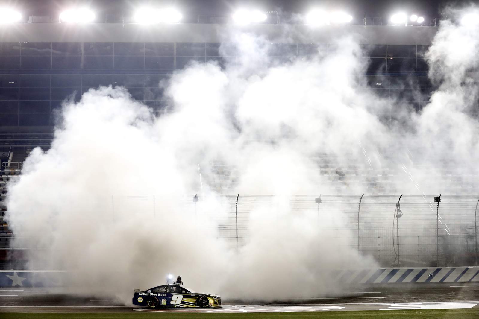 Chase Elliott ends week of misery with overdue Cup victory