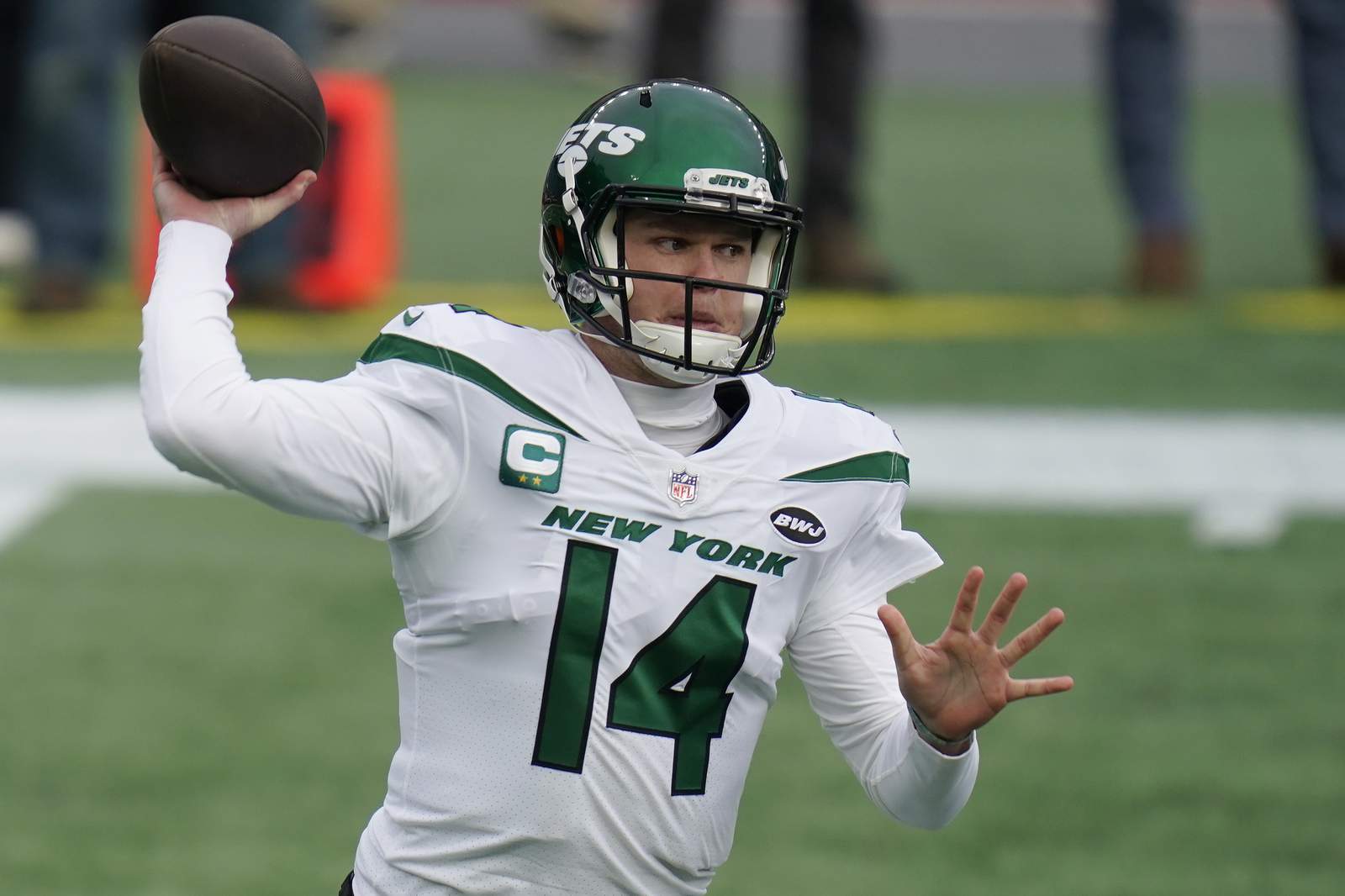 Jets' Douglas praises Darnold, but open to trading QB