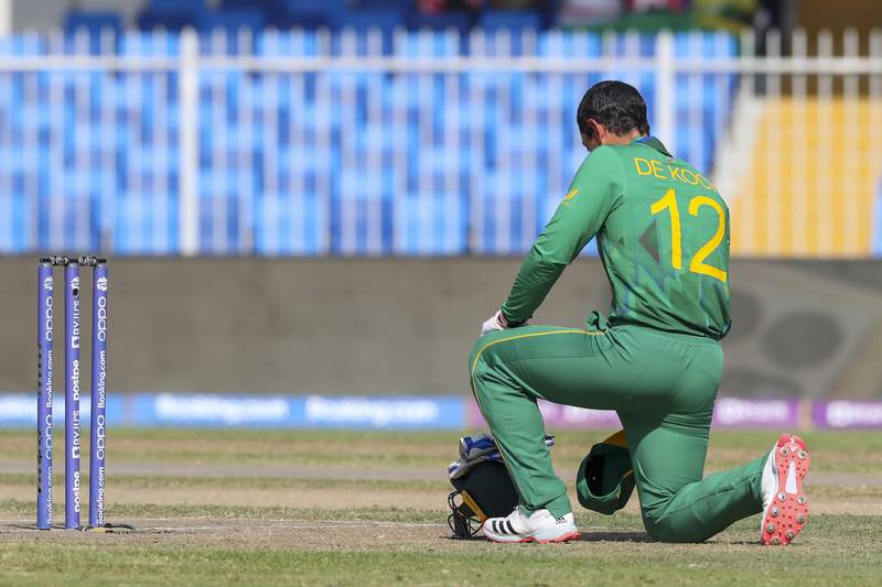 De Kock takes knee, South Africa bowls vs. Sri Lanka at WCup