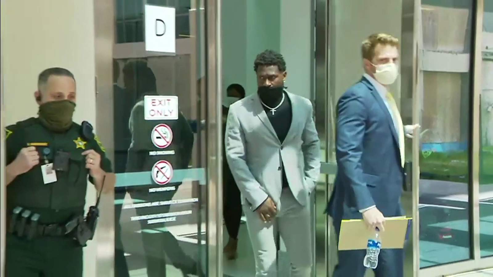 Antonio Brown gets probation and must undergo psych evaluation after changing plea in battery case