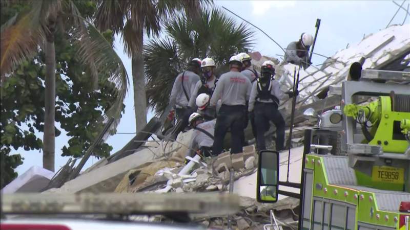 Los equipos de rescate continúan la búsqueda entre los escombros de Champlain Towers South