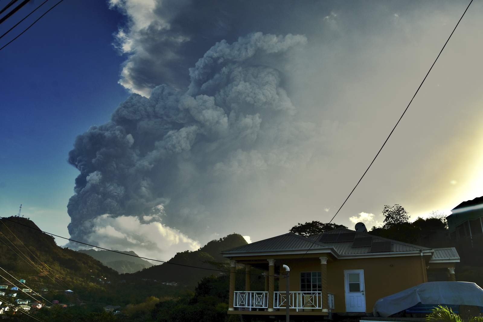 San Vicente busca agua y recursos tras erupción de volcán