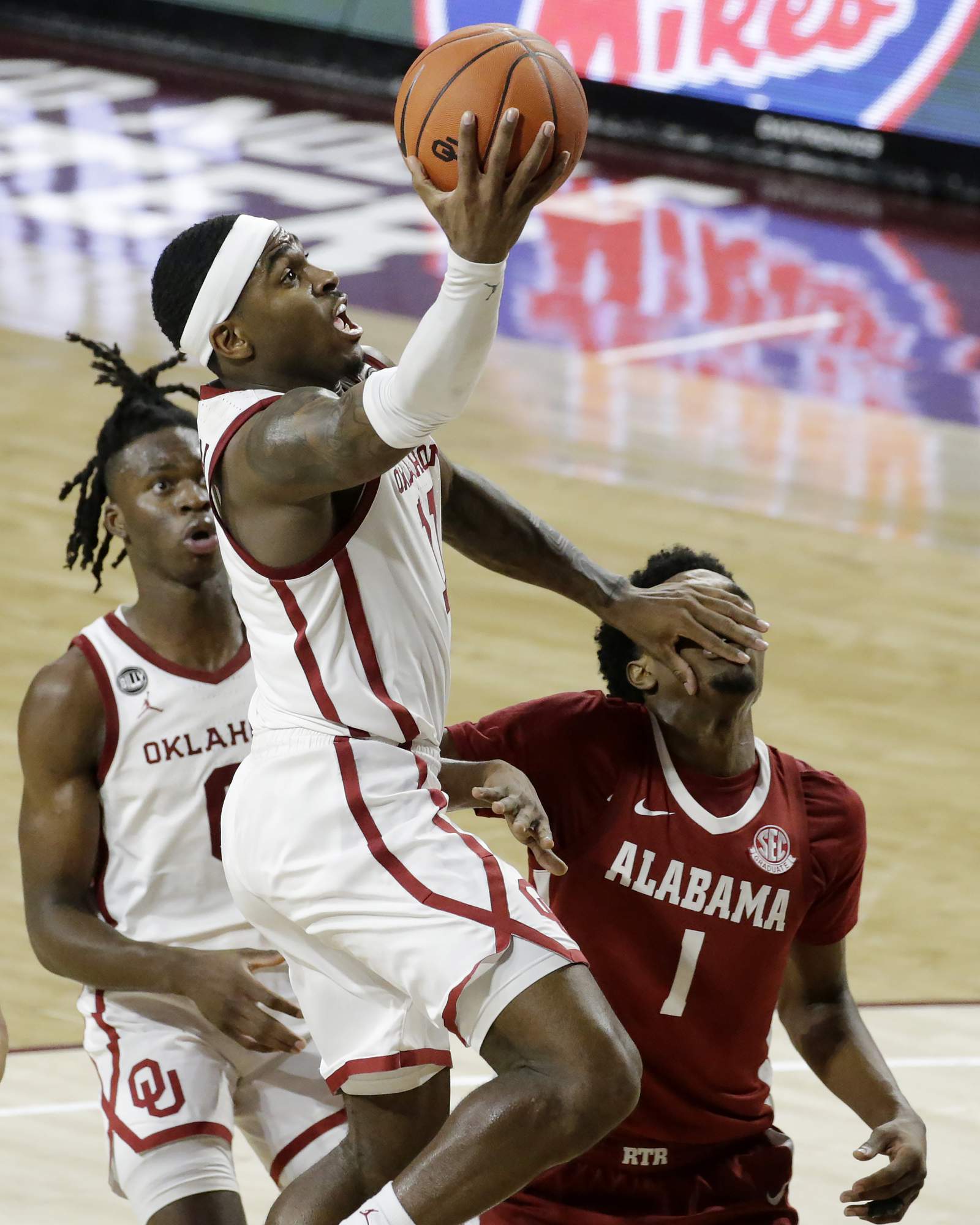 Harmon scores 18; No. 24 Oklahoma tops No. 9 Alabama