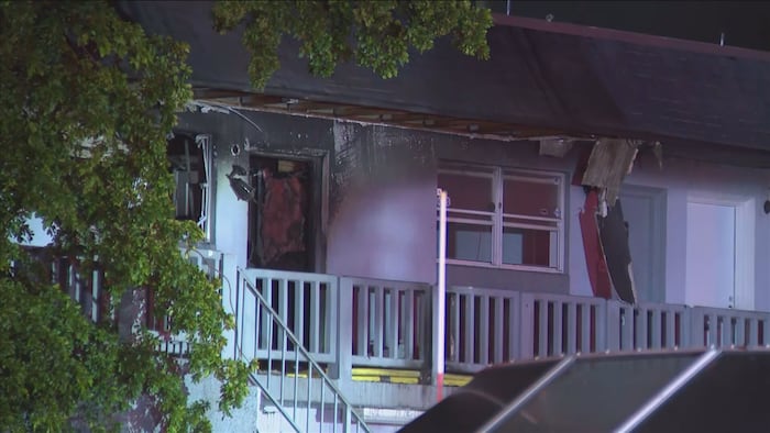 Incendio daña negocio en el segundo piso de un edificio en Hollywood