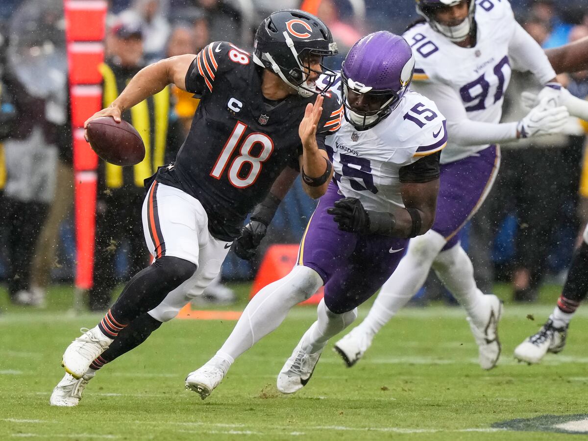 Bears quarterback Caleb Williams leaves with right leg injury