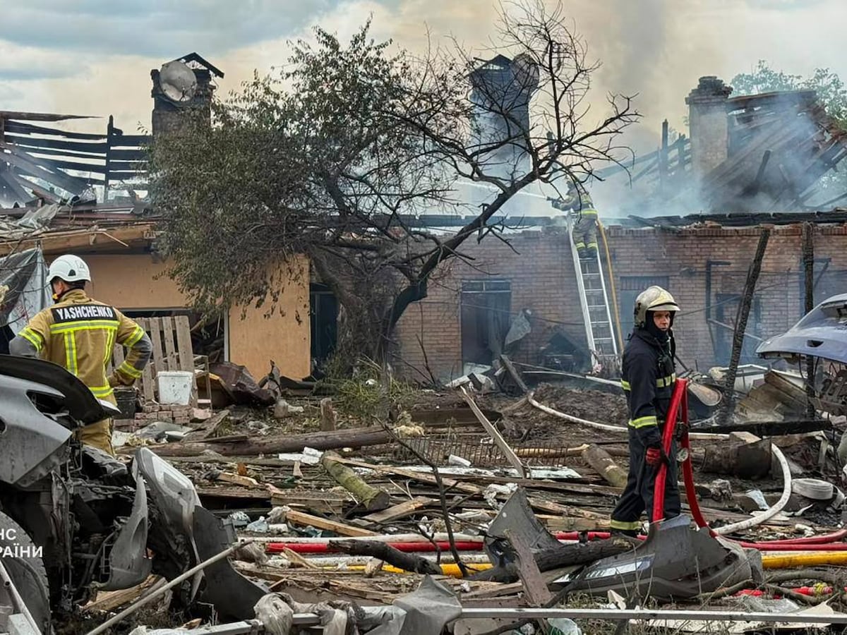 Image linked from the original feed: Russian, Ukrainian officials report 11 dead in latest attacks