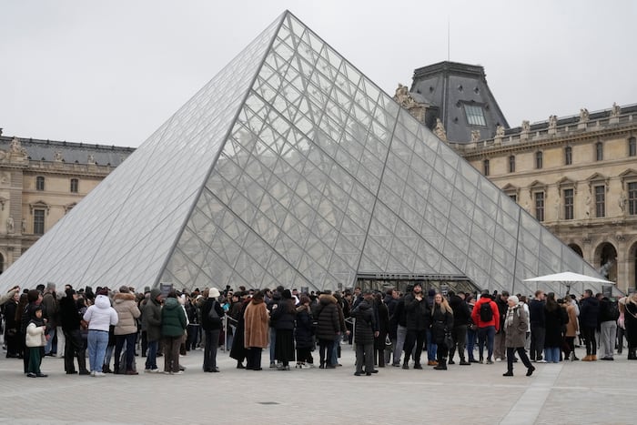 Louvre Museum director resigns in the wake of October's brazen French crown jewels heist
