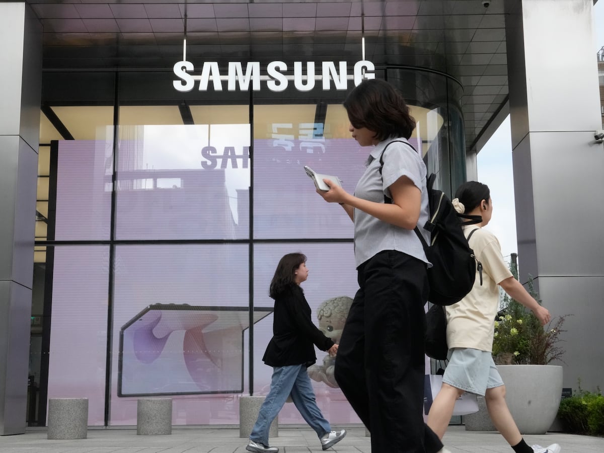 Image linked from the original feed: Samsung reports record profit as South Korean chip giants benefit from global AI boom