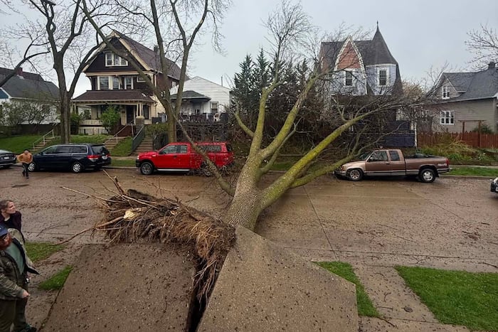 Fast-moving storms batter the Midwest, flooding streets and stranding commuters