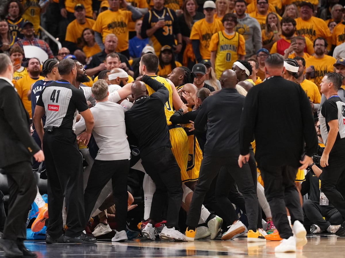 Cooper Flagg Exits Mavericks Game After Left Shoulder Injury