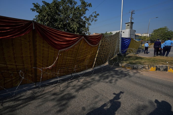 Pakistan says it has arrests 4 militants over involvement in suicide bombing at Islamabad court