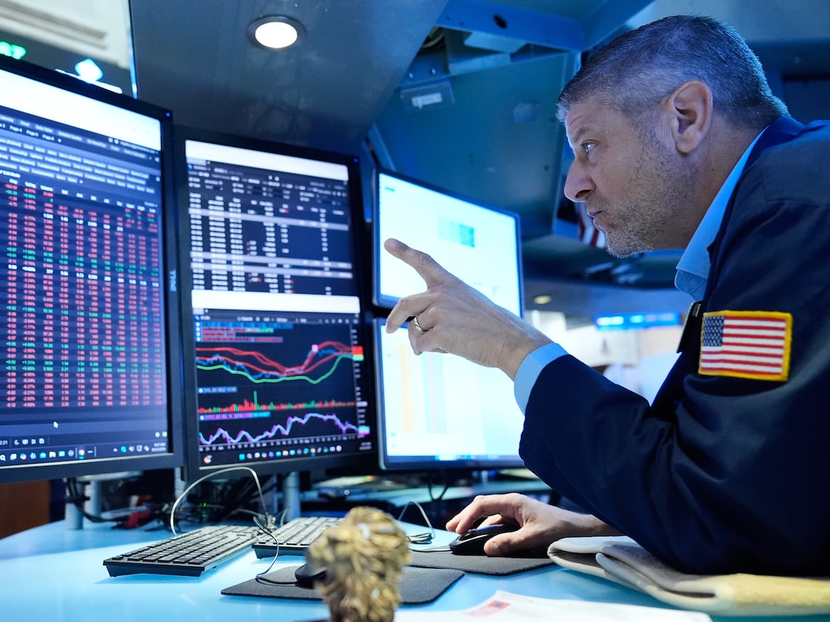 Asian Stocks Decline, Following Wall Street Weakness Amidst Rising Oil and Treasury Yields