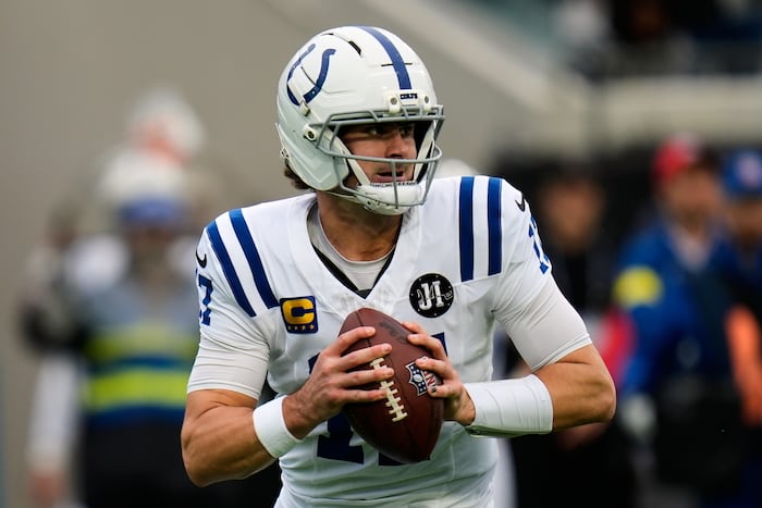 Colts, QB Daniel Jones agree to 2-year deal worth up to $100 million, AP source says