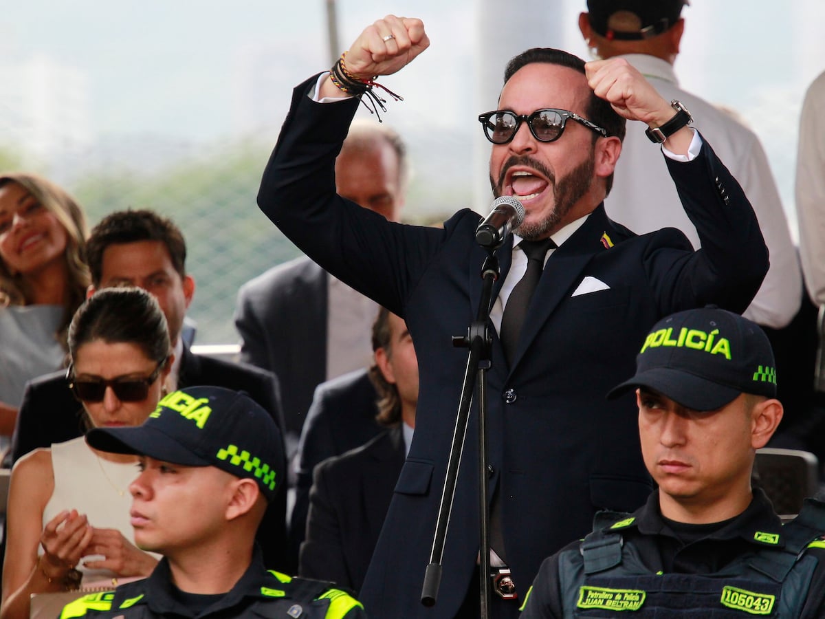 Image linked from the original feed: Conservador De la Espriella jura como presidente de Colombia bajo un fuerte esquema de seguridad