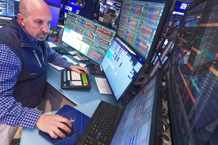 US stocks rally toward records after oil prices ease
