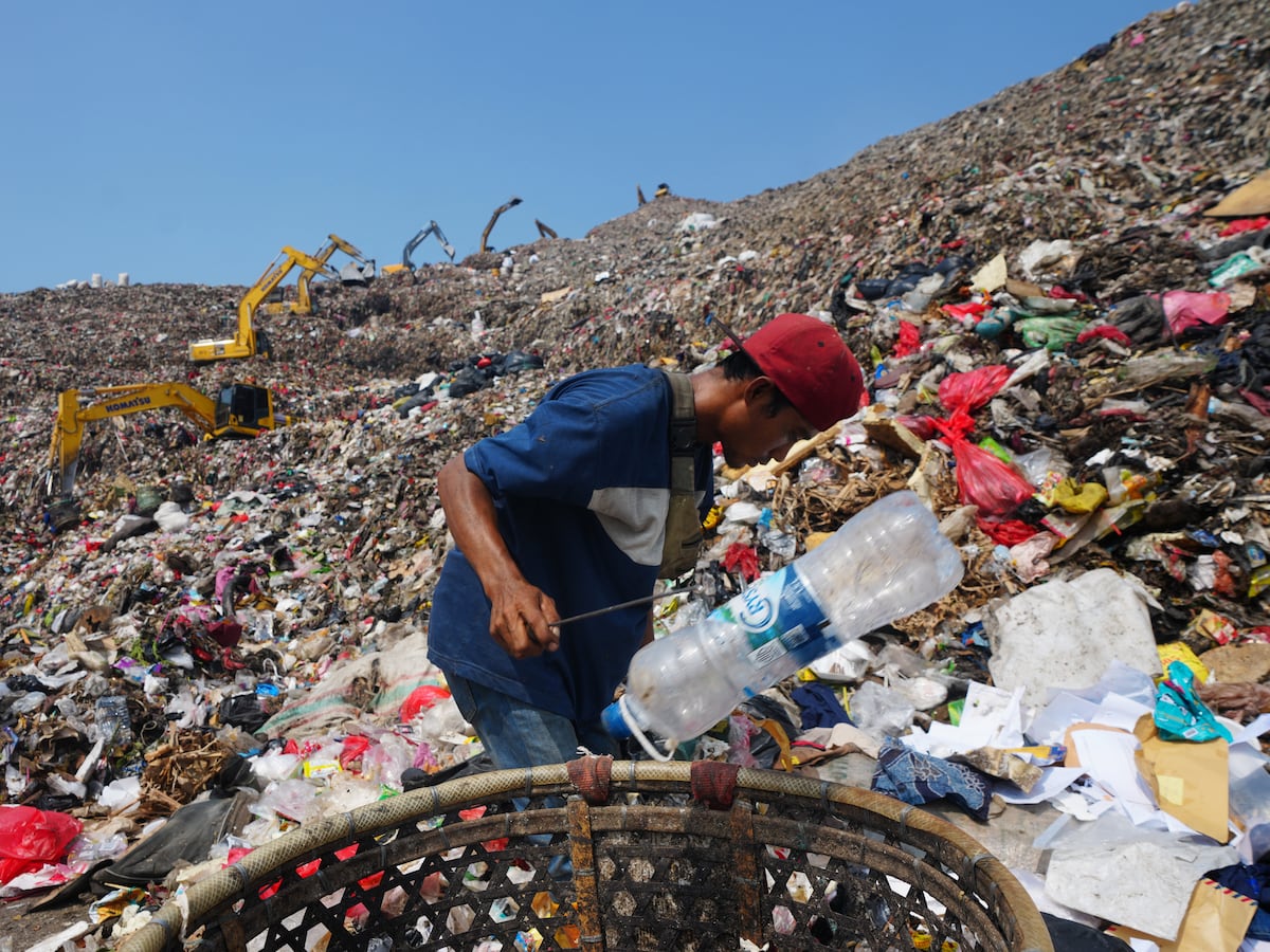 Image linked from the original feed: As Indonesia cuts methane emissions, life atop a mountain of garbage begins to change