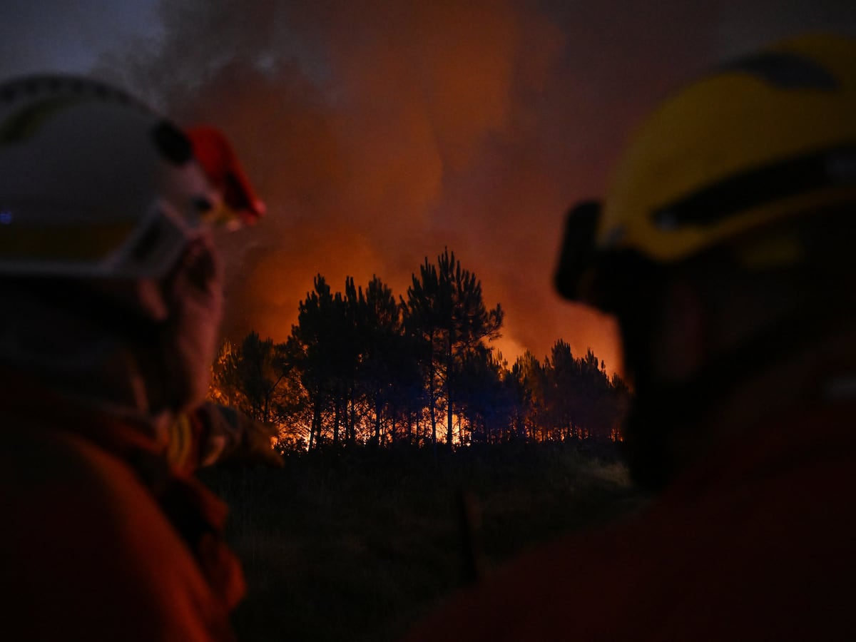Imagem original da matéria: Una ola de calor amenaza con reavivar el megaincendio de Francia próximo a Burdeos