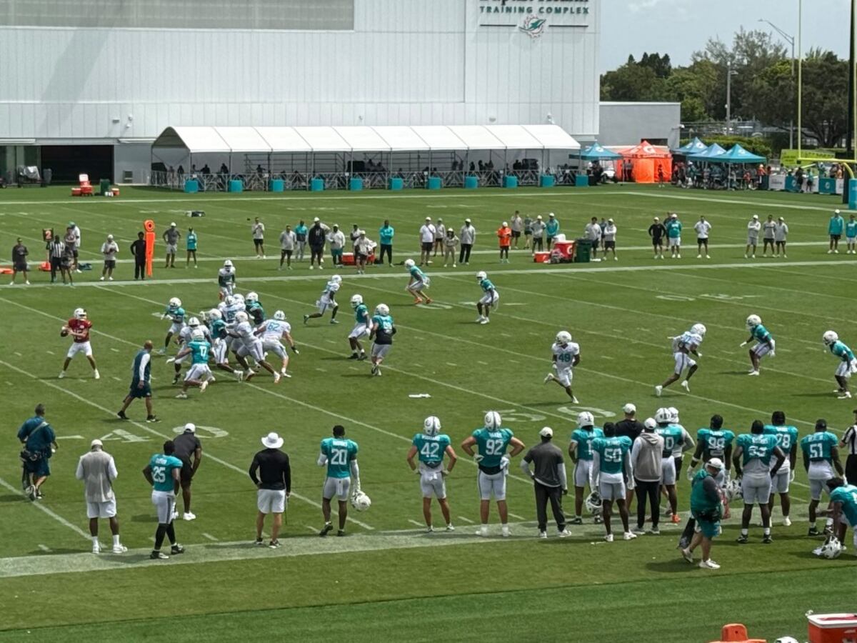 Image linked from the original feed: Primer entrenamiento con equipo completo de los Dolphins en el campamento de 2026: ¿quién destacó y quién tuvo dificultades?