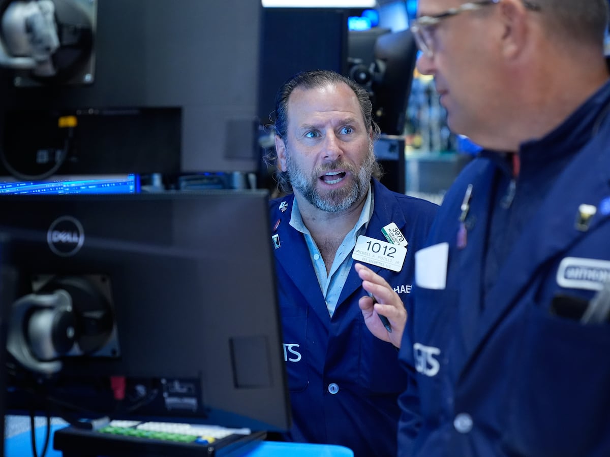 Wall Street Stocks Hover Near Record High Amidst Oil Price Dip