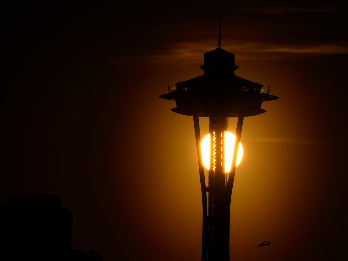 Image linked from the original feed: Seattle police are searching for two men who parachuted from the Space Needle