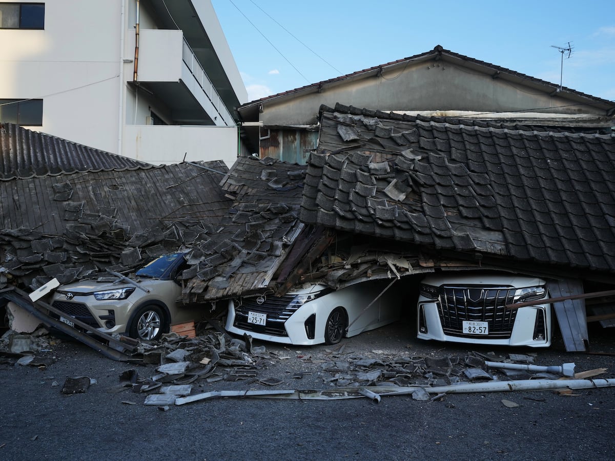 Image linked from the original feed: Death toll from southwestern Japan quake climbs to 34 as rescuers again search damaged mall