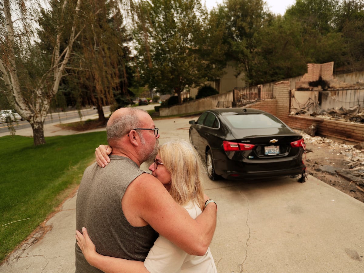 Image linked from the original feed: Incendios en el estado de Washington destruyen cientos de estructuras y obligan a evacuar en Spokane