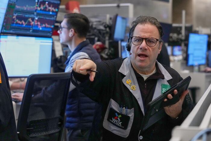 Wall Street swings with worries about tech stocks and discouraged US shoppers