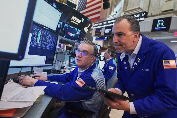 US stocks hang around their record highs as oil prices swing