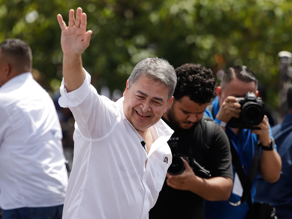 Image linked from the original feed: Expresidente Hernández se defenderá en libertad durante su proceso judicial en Honduras