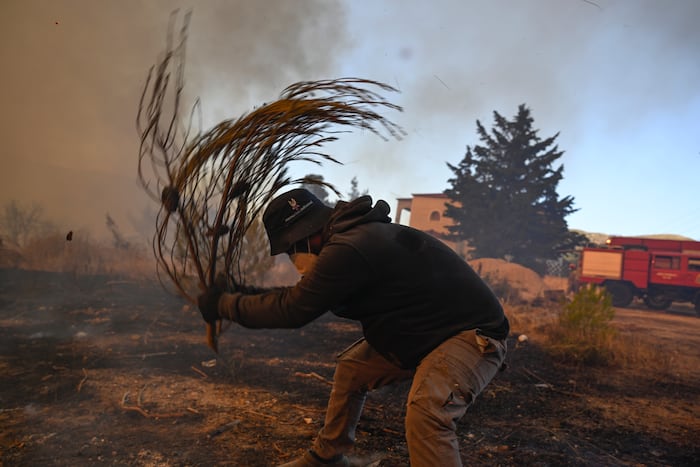 Αεροπλάνα που ρίχνουν νερό μάχονται με την πυρκαγιά της Αθήνας, καθώς η Αγγλία καταγράφει τον πιο ξηρό Ιούλιο