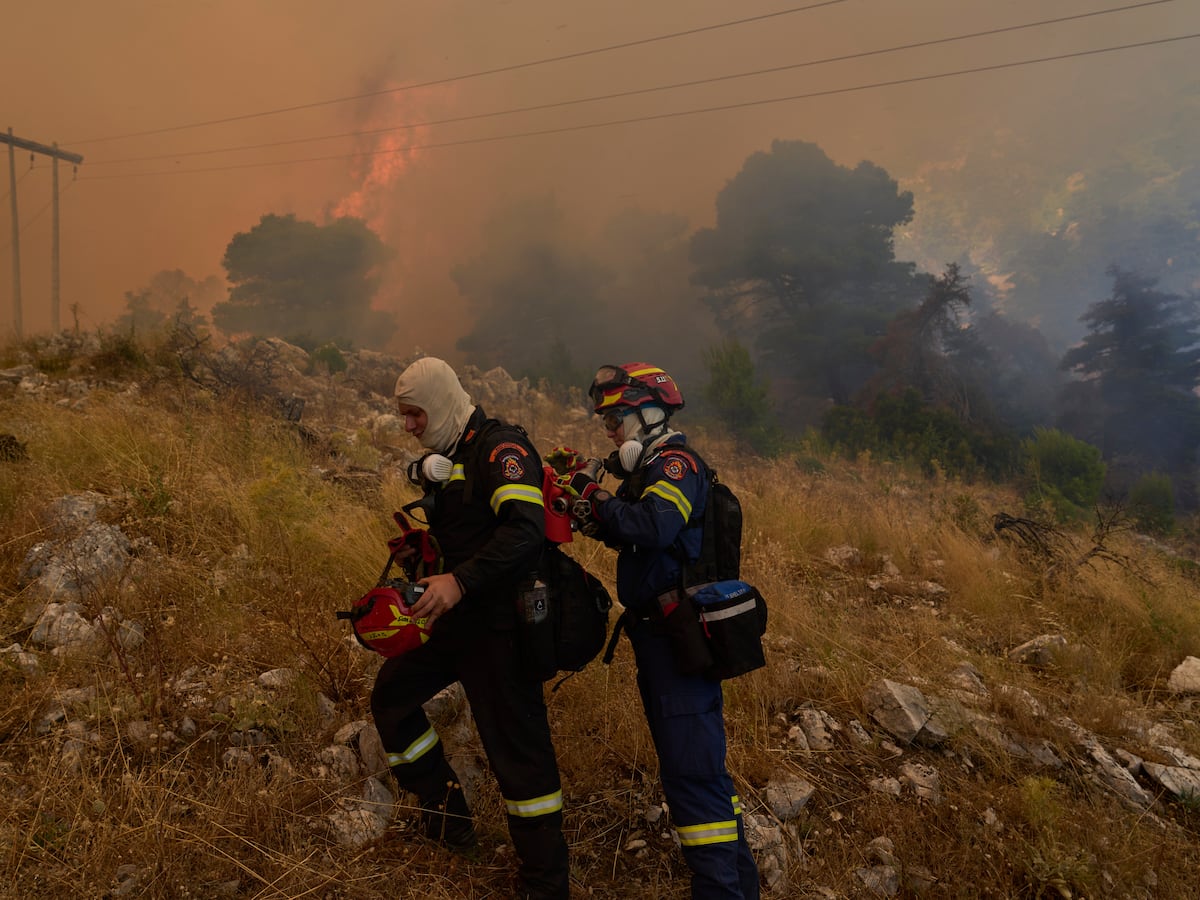 Image linked from the original feed: Bomberos se apresuran a contener incendios cerca de Atenas antes de que vuelvan vientos y calor