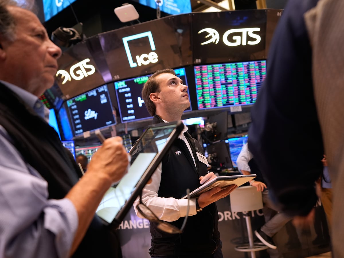 US Stocks Surge to Best Day in Six Weeks Amid Falling Oil Prices and Easing Bond Yields